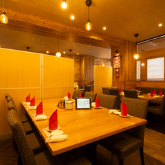 4名様でゆっくりおくつろぎ頂けるテーブル席になります。少人数の宴会など様々なシーンでご利用ください！