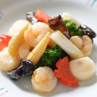 【新鮮な食材を使った】海老と野菜の塩炒め　1210円