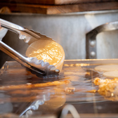 出汁の味わいを大切にしたおでんは、定番として親しまれている一品。やさしい口当たりで、食事の合間にほっとひと息つけます。単品でも盛り合わせでも楽しめるため、ゆっくり過ごしたい日や、落ち着いた食事の時間に自然と選ばれています。