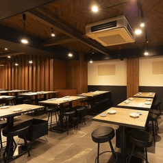 大人数での宴会も可能な広々空間!2~4名様用のテーブル席もご用意しております ※画像はイメージです。