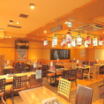 【明るく活気的な店内】開放的かつ居心地の良い店内です。明るく活気的な雰囲気でお食事をお楽しみください。元気なスタッフがおもてなしいたします♪皆さまのご予約お待ちしております！