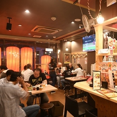 出張でお越しの方にもおすすめ。お一人でも安心、カウンター席もご用意しております。サクッと餃子とビールを楽しんで。