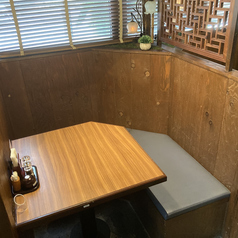 こじんまりとして落ち着くブース席です。カップルシートです。