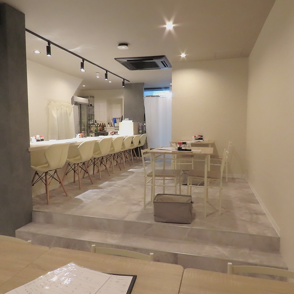 店内は白を基調としており、ゆったりとくつろげます。