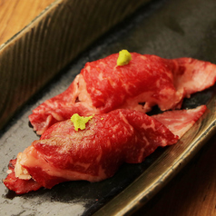 牛炙り肉寿司（2貫）
