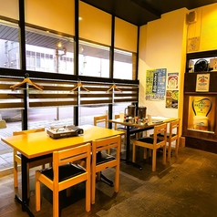 4名様用のテーブルのお席は広々とした居心地の良いお席です。様々なシーンでご利用ください！