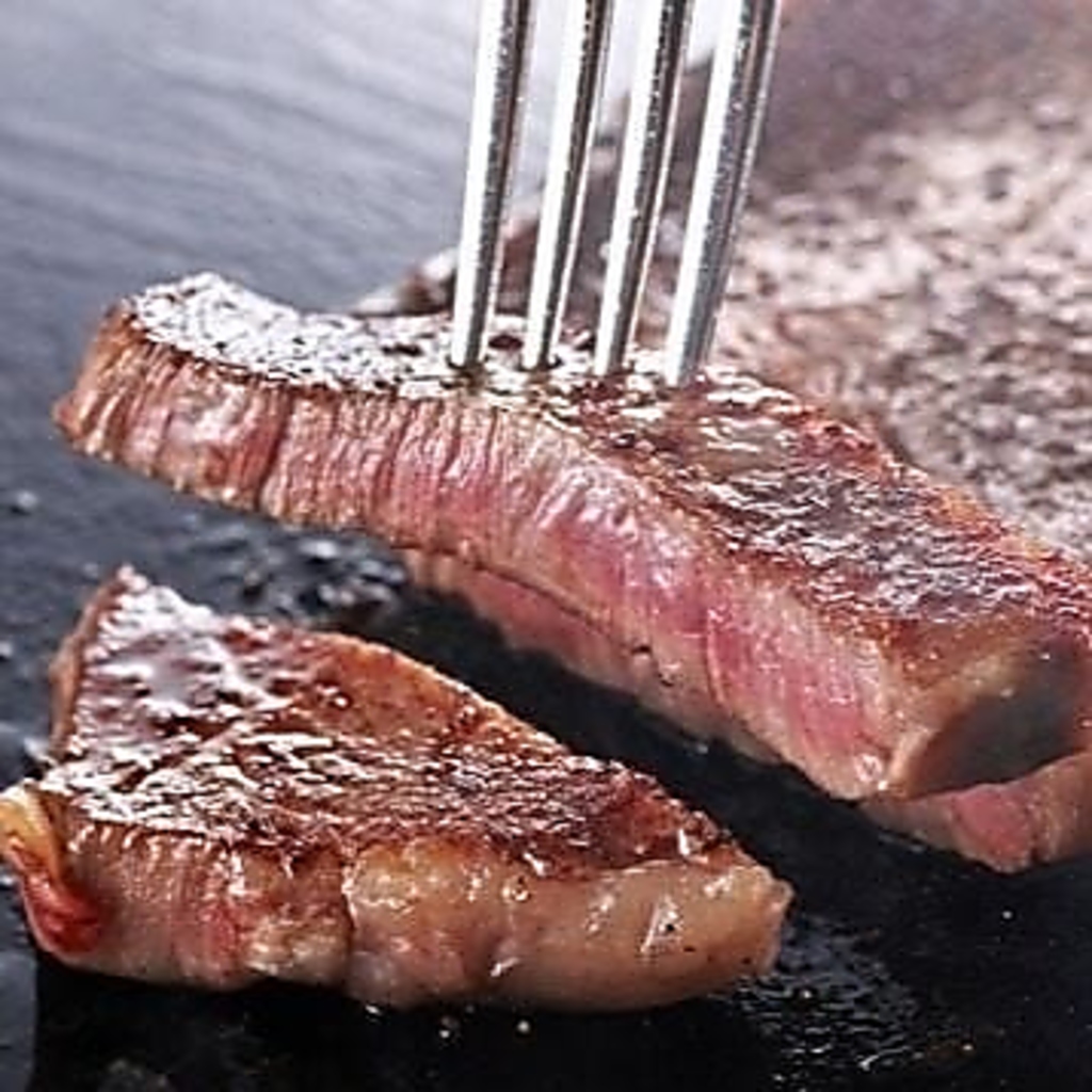 お肉は姉妹店の焼肉店や鉄板焼店で提供される高品質なお肉を使用しております。ぜひご堪能ください♪