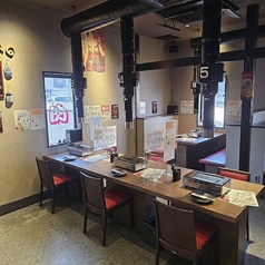 アクリル板で区切られており、隣を気にせず食事を楽しめます。細やかな配慮が魅力的なお席は、デートや少人数での語らい、あるいは大人のお一人様焼肉にも最適な居心地の良い空間となっています。