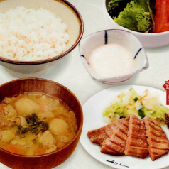【塩または味噌/選べます】宮城芋煮汁と牛たん焼定食 2枚4切