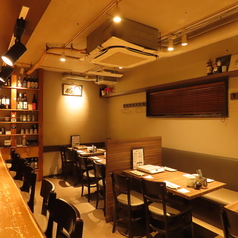 温かみのある木目調の店内には、グループ利用にぴったりな4人掛けのテーブル席をご用意。ゆったりとした距離感で、鍋を囲んでわいわいと会話が弾む空間です。ご友人との集まりや少人数の宴会におすすめ。