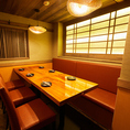 《個室最大10名様》個室で宴会◎最大10名様までご利用可能な、プライベート個室をご用意しております。 周りを気にすることなく、皆様だけのプライベートな空間でご宴会をお楽しみいただけます。 会社の歓送迎会や忘年会、ご親族でのお集まりなど、各種ご宴会に、ぜひご利用ください。
