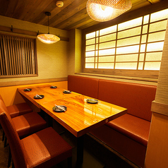 《個室最大10名様》個室で宴会◎最大10名様までご利用可能な、プライベート個室をご用意しております。 周りを気にすることなく、皆様だけのプライベートな空間でご宴会をお楽しみいただけます。 会社の歓送迎会や忘年会、ご親族でのお集まりなど、各種ご宴会に、ぜひご利用ください。
