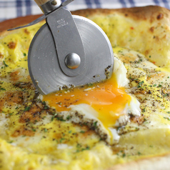 半熟卵の濃厚カルボナーラピッツァ