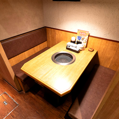 ゆったりと座れるソファー席で、心ゆくまで焼肉をご堪能ください。