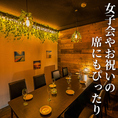 肩肘張らずに楽しめるカジュアルな空間。大切なご友人との食事や、仕事帰りの一杯に最適です。賑やかな雰囲気の中で、美味しい料理とお酒、そして会話を心ゆくまでお楽しみください。落ち着いた照明とシックなインテリアが、大人の空間を演出するテーブル席。デートや記念日など、特別な日のご利用にもおすすめです。