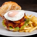 料理メニュー写真&nbsp;ベーコンエッグチーズバーガー