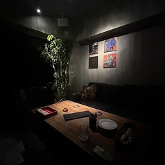 2名様から最大5名様までご利用いただける完全個室です。デートや友人との飲み会、女子会など、少人数でのご利用にぴったりです。落ち着いた雰囲気の中、ごゆっくりお食事をお楽しみいただけます。※ミニマムチャージ10000円(税込)（飲食代含む）