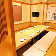 【ゆったり寛げる個室】掘りごたつの完全個室は会社でのご宴会や女子会、ママ会、オフ会など、ワイワイ集まる中規模宴会におすすめです。また、幹事様にもお得なクーポンや2時間飲み放題付きのコースを4,000円(税込)～各種ご用意しております！単品飲み放題ももちろんございます！活気ある当店へぜひ！