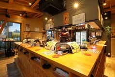 トータル19席のカウンター席、半数は椅子があり、お一人様から複数人までOK