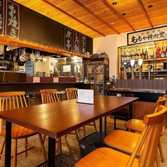 【テーブル席：～6名様×3卓】雰囲気＆居心地抜群◎ゆったりと寛げるお席でお食事を！～6名様用テーブル席を3卓完備。気軽に座れるとお子様からご年配の方まで幅広い世代のお客様に大好評です。温かみのある明るい照明が和やかな雰囲気を演出し、和の落ち着きのある空間で、ゆったりとお食事をお愉しみいただけます。