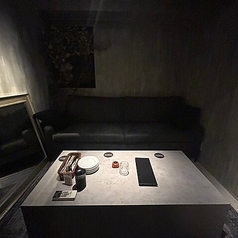 2名様から最大4名様までご利用いただける完全個室です。落ち着いた空間で、大切な方とのお食事や、親しい友人との語らいに最適です。周りを気にせず、ゆっくりとおくつろぎいただけます。※ミニマムチャージ10000円(税込)（飲食代含む）