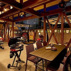 【テラス貸切：最大44名様】昼でも夜でもご利用可！大人数でのご宴会に最適◎グランピング施設のような広々空間は、プライベート～ビジネス利用まで。貸切利用のみ13時～(昼利用)のご相談承ります。※テラス席はビアガーデン利用のみ／屋根・パラソル付／夏場は扇風機・冷風機あり／冬場はブランケット・ストーブあり。