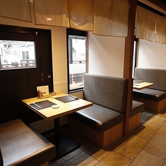 2名様専用、接客時以外は暖簾が下がっています。