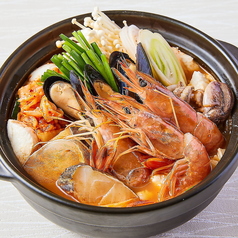スンドゥブ鍋など韓国料理も豊富！の写真