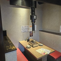 落ち着きがあり、周囲を気にせずゆったりと食事と会話に集中できます。赤いベンチシートが特長のお席はプライベートな宴会や特別な日の食事、大切な方との接待など、安心して特別な時間を過ごせる席です。