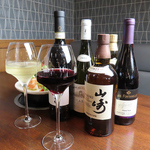 お酒もみなさまの好みに合うように様々なものをご用意しております。山崎からワインまで出発進行！