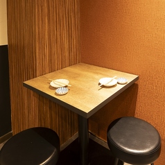 少人数様向けのテーブル席もご用意しております♪デートやちょい飲みにぴったりです! ※画像はイメージです。