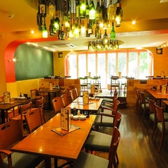 【テーブル席】木のぬくもりが溢れる開放的でスタイリッシュな空間は、餃子女子会にも大人気です♪にんにく不使用のしょうが餃子や、色とりどりのカクテル・フルーツサワーなど、女性に嬉しいメニューを、種類豊富にご用意しております◎温かみと活気に溢れる店内で、当店自慢の料理やお酒を存分にお楽しみいただけます!