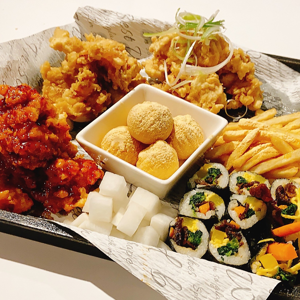 お持ち帰り、テイクアウトもやっております！韓国チキンやチーズボールの盛り合わせをご自宅でどうぞ