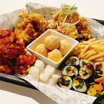 お持ち帰り、テイクアウトもやっております！韓国チキンやチーズボールの盛り合わせをご自宅でどうぞ
