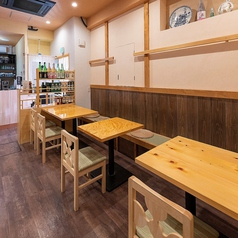 檜の名産地である長野県木曽地方の檜で作ったテーブル席は2名様から最大で10名様までがご利用できます。