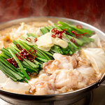 特製ブレンドのオリジナル塩スープにお野菜と牛の白モツの旨味が溶け込んだ「ニンニク塩もつ鍋」。