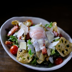 ガリガリごぼう天の温玉シーザーサラダ