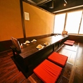 【10～12名様向け完全個室】大人数でまったり！掘りごたつタイプのお席は足をおろしてゆったりおくつろぎ頂けます！お得な飲み放題付宴会コースはリーズナブルなコースから豪華内容のコースまで様々なシーンに合わせて豊富にご用意しております。各種ご宴会に◎ご予約・ご相談もお気軽にお問い合わせくださいませ。
