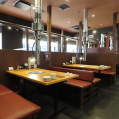 広々としたテーブル席は、大小合わせて80席ございます。ご家族やご友人との食事、会社の宴会など、様々なシーンでご利用いただけます。ゆったりとくつろぎながら、美味しい焼肉をお楽しみください。