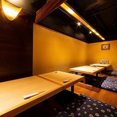 半個室の仕切りをすべて外し、15名様から最大21名様まで貸切でご利用いただけます。個室4部屋の仕切りを外し広々とした空間で、のんびりと落ち着いた宴をお楽しみください。花束などのプレゼント事前お預かりサービスやケーキの手配代行も承っております。