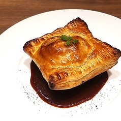 牛すじ煮込みのパイ包み