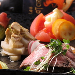 見た目も鮮やか♪焼鳥を召し上がる前に是非!!あて野菜6種盛り。