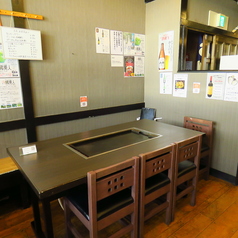 【テーブル席　5×2】5名様掛けのテーブル席を2つご用意しており、グループでの食事や打ち上げに最適です。ゆったりとした空間で、楽しい会話を交えながら、美味しいお料理を心ゆくまで楽しめます。親しい友人や家族との集まりにぴったりですので、ぜひご利用ください。思い出に残るひとときをお過ごしください。