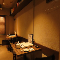 デートやサシ飲みにぴったりな2人掛けのテーブル席。店内のあたたかな照明と木の温もりに包まれて、落ち着いた時間が流れます。博多の味とともに、心地よい距離感で語らえる空間です。