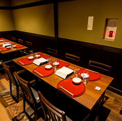 【貸し切り　個室席】 6～14名様　とても広々としていて清潔感のある店内は、一歩足を踏み入れた瞬間まるで隠れ家に来たような気分に・・・。日常の喧騒を忘れてゆったりとした時間をお過ごしいただけます。※禁煙席【神保町/貸切/鶏料理/宴会/誕生日/しゃも鍋/記念日/合コン/飲み放題/3時間/デート/隠れ家】