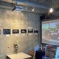 映画の待ち時間など、普段使いにもぴったりのテーブル席