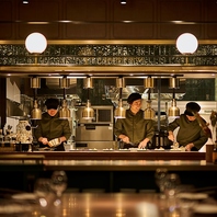 仕込みから丁寧に作る伝統料理×ライブ感あるサービス