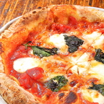 天然酵母で作る「マルゲリータ」は高温の石窯で焼き上げる本格窯焼き！外はカリっ、チーズがとろん♪