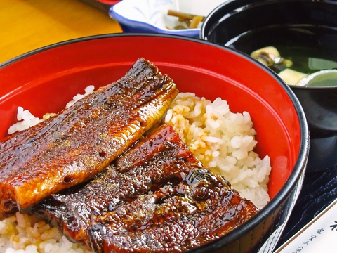 浜名湖や遠州灘の新鮮な食材を提供。煮魚・うな丼・天丼等多彩なメニューを用意。