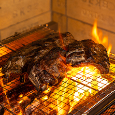大人気『薪焼きバックリブ』。Graciaでは、薪で焼き上げるお料理をご堪能いただけます♪の写真